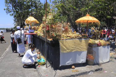 Endonezya 'daki Lempuyang tapınağının ziyaretçileri 