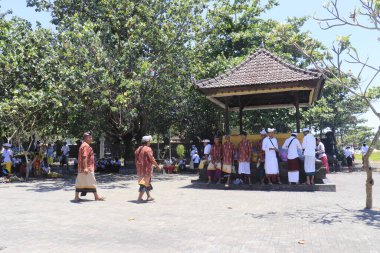 Endonezya 'da. Ubud, insanlar Canang sari adağı sırasında Lempuyang Tapınağı yakınlarında yürüyorlar.
