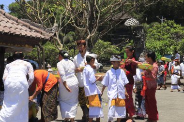 Endonezya 'da. Ubud, insanlar Canang sari adağı sırasında Lempuyang Tapınağı yakınlarında yürüyorlar.