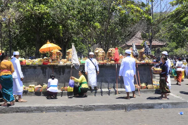 Návštěvníci Chrámu Lempuyang Indonésii — Stock fotografie