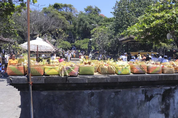 Indonésia Ubud Pessoas Andando Perto Templo Lempuyang Durante Ofertas Sari — Fotografia de Stock