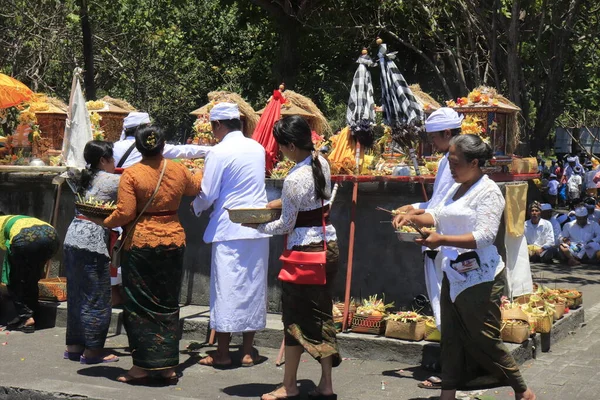 Odwiedzający Świątynię Lempuyang Indonezji — Zdjęcie stockowe