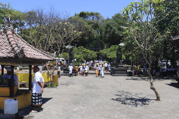 Odwiedzający Świątynię Lempuyang Indonezji — Zdjęcie stockowe