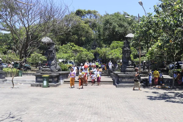 Visitantes Templo Lempuyang Indonésia — Fotografia de Stock