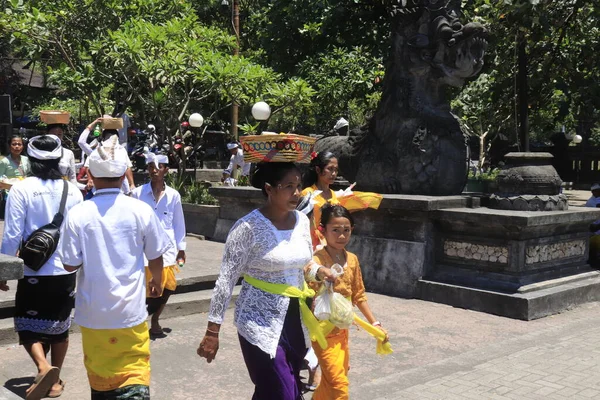 Indonésia Ubud Pessoas Andando Perto Templo Lempuyang Durante Ofertas Sari — Fotografia de Stock