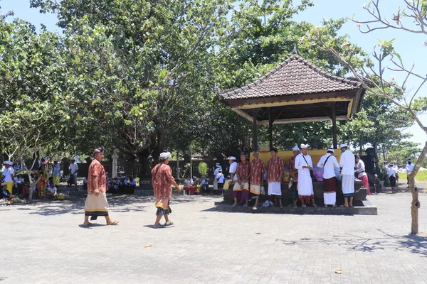 Indonésia Ubud Pessoas Andando Perto Templo Lempuyang Durante Ofertas Sari — Fotografia de Stock