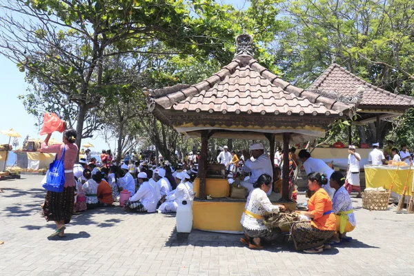 Visitantes Templo Lempuyang Indonésia — Fotografia de Stock