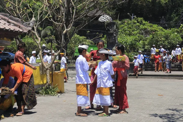 Visitantes Del Templo Lempuyang Indonesia — Foto de Stock