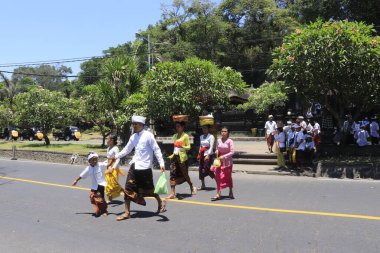 Endonezya 'daki Lempuyang tapınağının ziyaretçileri 