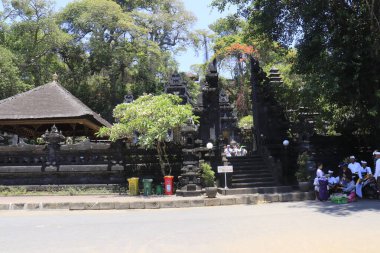 Endonezya 'daki Lempuyang tapınağının ziyaretçileri 