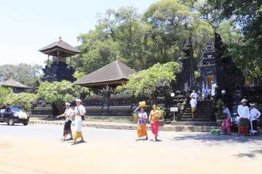 Endonezya 'daki Lempuyang tapınağının ziyaretçileri 