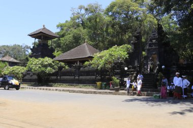 Endonezya 'da. Ubud, insanlar Canang sari adağı sırasında Lempuyang Tapınağı yakınlarında yürüyorlar.