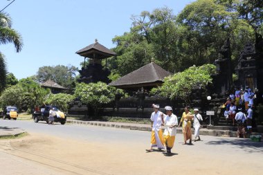 Endonezya 'daki Lempuyang tapınağının ziyaretçileri 