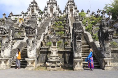 Bali, Endonezya - 5 Kasım 2019: Lempuyang Tapınağının güzel bir manzarası.