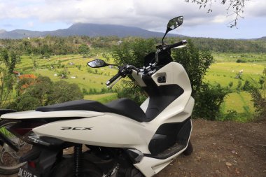 Sahada bir motosiklet