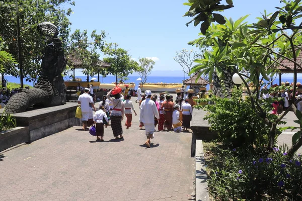 Visitantes Templo Lempuyang Indonésia — Fotografia de Stock