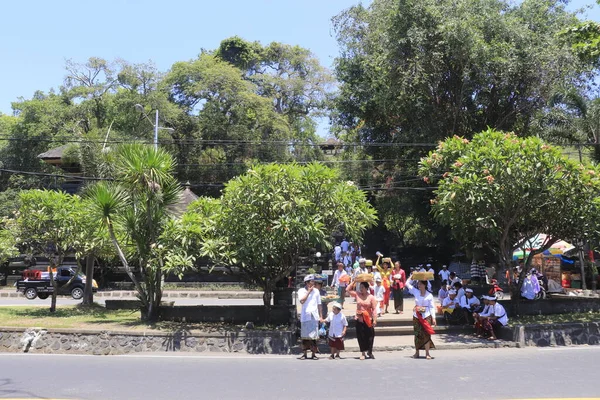 Indonezja Ubud Ludzie Idący Pobliżu Świątyni Lempuyang Podczas Canang Sari — Zdjęcie stockowe