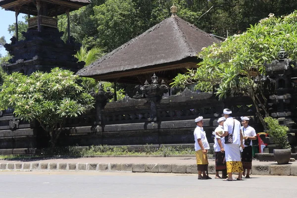 Індонезія Убуд Люди Ходять Біля Храму Лемпуян Під Час Подарунків — стокове фото