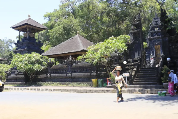 Visitantes Templo Lempuyang Indonésia — Fotografia de Stock