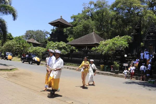 Ινδονησία Ubud Άνθρωποι Που Περπατούν Κοντά Στο Ναό Lempuyang Κατά — Φωτογραφία Αρχείου