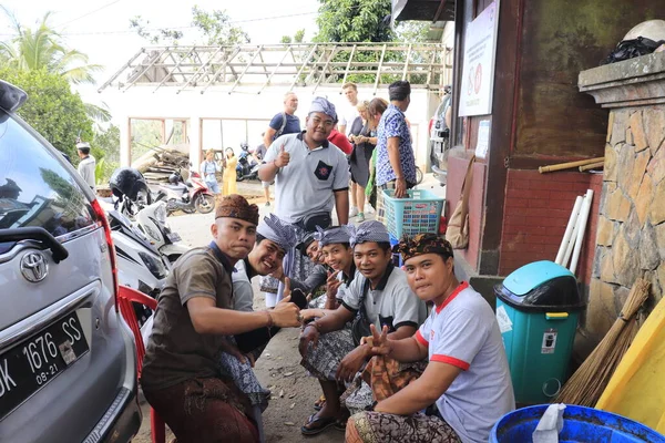 インドネシアのウブドの地元の人々のグループ — ストック写真