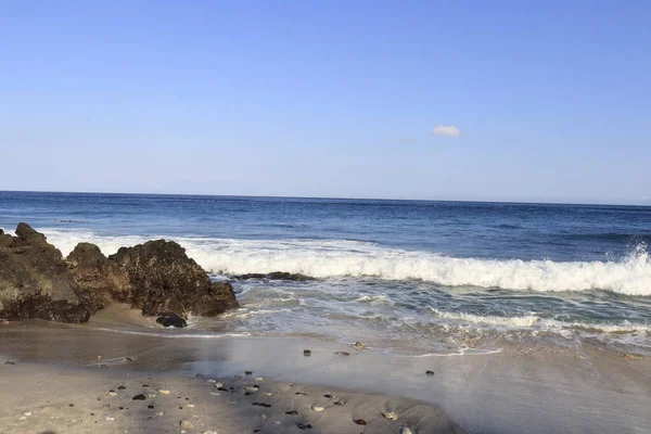 Vista Panorámica Las Olas Del Mar Rompiendo Las Rocas Playa — Foto de Stock