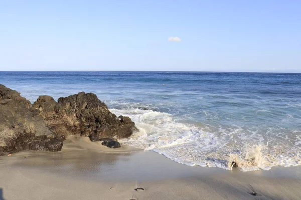 Вид Морські Хвилі Які Розбиваються Скелі Пляжі Індонезія Убуд — стокове фото