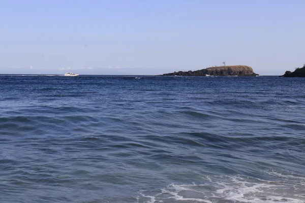 Ufukta Deniz Suyu Gökyüzü Endonezya Nın Küçük Adası Görünüyor — Stok fotoğraf