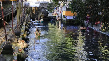 Bali, Endonezya - 29 Ekim 2019: Tiran Boşluğu 'nun güzel bir manzarası, Kutsal Bahar Su Tapınağı' ndaki insanlar.