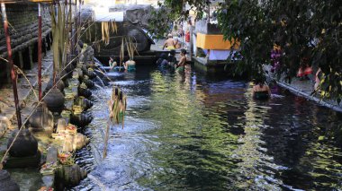 Bali, Endonezya - 29 Ekim 2019: Tirta Empul 'un güzel bir manzarası, Kutsal Bahar Su Tapınağı.