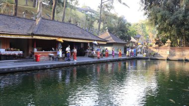 Bali, Endonezya - 29 Ekim 2019: Tirta Empul 'un güzel bir manzarası, Kutsal Bahar Su Tapınağı.