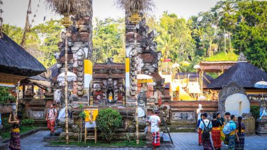 Bali, Endonezya - 29 Ekim 2019: Tirta Empul 'un güzel bir manzarası, Kutsal Bahar Su Tapınağı.