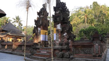 Bali, Endonezya - 29 Ekim 2019: Tirta Empul 'un güzel bir manzarası, Kutsal Bahar Su Tapınağı.