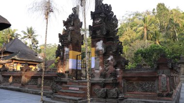 Bali, Endonezya - 20 Kasım 2019: Tirta Empul 'un güzel bir manzarası, Kutsal Bahar Tapınağı.