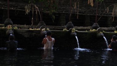 Endonezya 'daki Tirta Boş Tapınağı' ndaki insanlar 