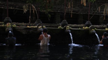 Endonezya 'daki Tirta Boş Tapınağı' ndaki insanlar 