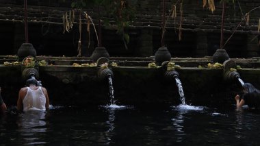 Endonezya 'daki Tirta Boş Tapınağı' ndaki insanlar 