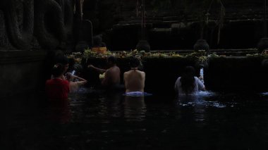 Endonezya 'daki Tirta Boş Tapınağı' ndaki insanlar 