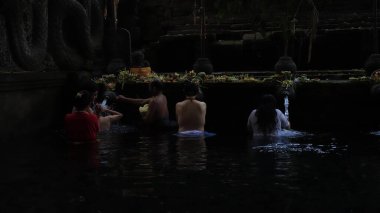 Endonezya 'daki Tirta Boş Tapınağı' ndaki insanlar 