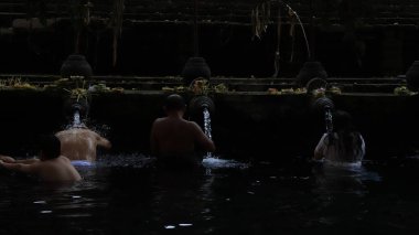 Endonezya 'daki Tirta Boş Tapınağı' ndaki insanlar 