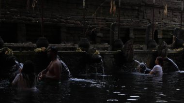 Endonezya 'daki Tirta Boş Tapınağı' ndaki insanlar 
