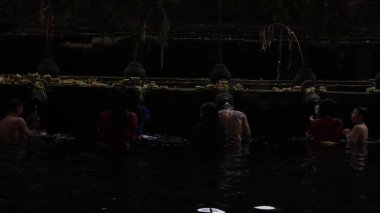 Endonezya 'daki Tirta Boş Tapınağı' ndaki insanlar 