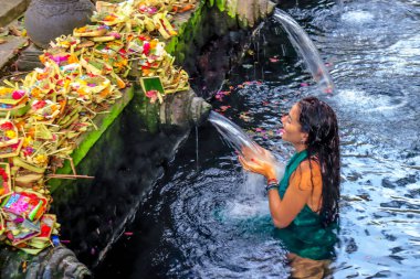Bali, Endonezya - 29 Ekim 2019: Tirta Empul 'un güzel bir manzarası, Kutsal Bahar Su Tapınağı.