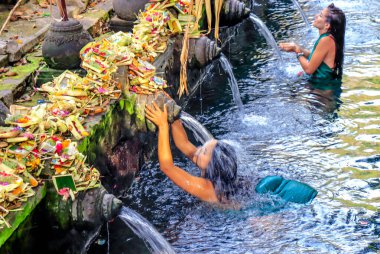 Bali, Endonezya - 29 Ekim 2019: Tirta Empul 'un güzel bir manzarası, Kutsal Bahar Su Tapınağı.