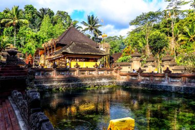 Endonezya 'nın Ubud kentindeki Tiran Tapınağı dekorasyon ve mimarisini Empul  