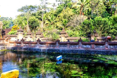 Endonezya 'nın Ubud kentindeki Tiran Tapınağı dekorasyon ve mimarisini Empul  