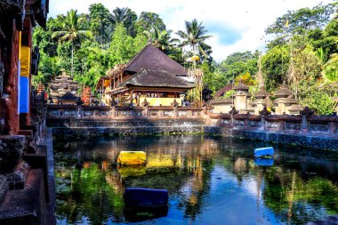 Endonezya 'nın Ubud kentindeki Tiran Tapınağı dekorasyon ve mimarisini Empul  