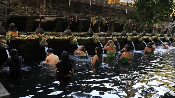 Άνθρωποι Στο Νερό Του Ναού Tirta Empul Ινδονησία — Φωτογραφία Αρχείου