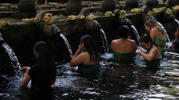 Pessoas Água Tirta Empul Temple Indonésia — Fotografia de Stock