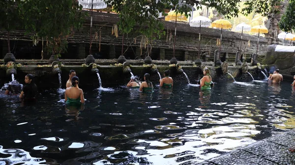 Άνθρωποι Στο Νερό Του Ναού Tirta Empul Ινδονησία — Φωτογραφία Αρχείου